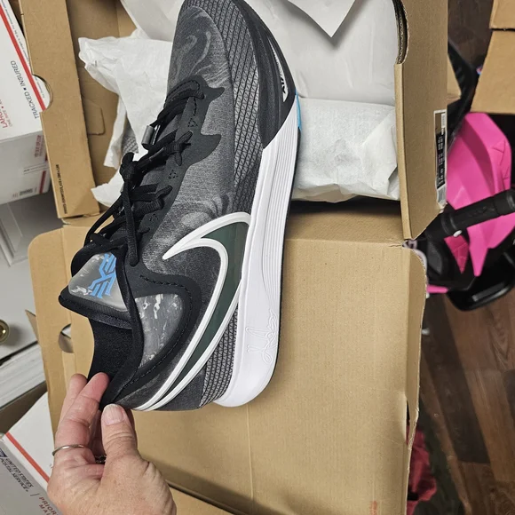 Nike Kyrie 8 Basketball Shoes - Picture 1 of 6